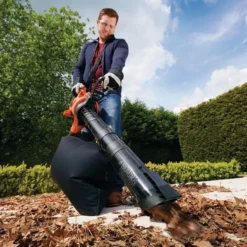 Black & Decker BLACK+DECKER GW3030-QS Bladblazer - 3000W - 50L Opvangbak - 16:1 Volumereductie -Planten Zorg Verkoop 1200x789 1