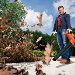 Black & Decker BLACK+DECKER GW3030-QS Bladblazer - 3000W - 50L Opvangbak - 16:1 Volumereductie -Planten Zorg Verkoop 1200x789 2