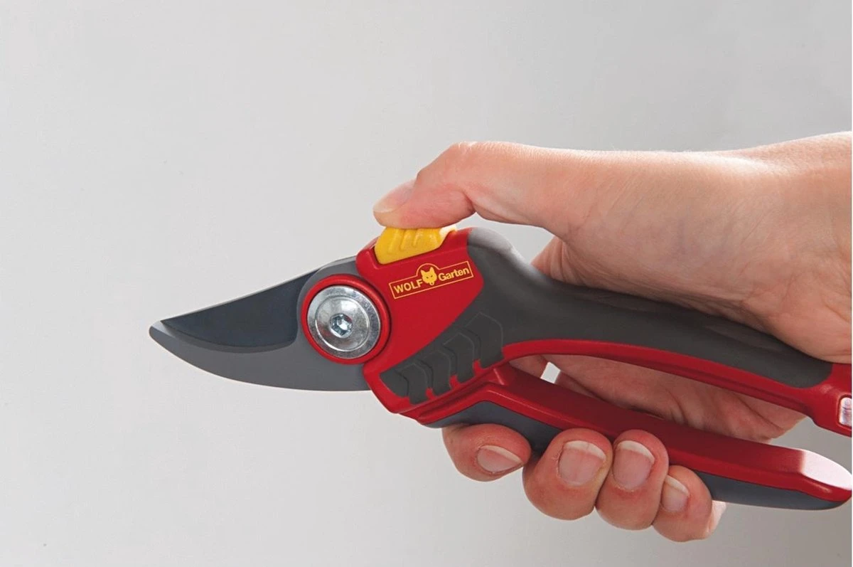 WOLF-Garten Snoeischaar "Premium Plus" RR 4000 - Max. Knipdiameter 22 Mm - Links- En Rechtshandige - Softinleg Handgreep - Snijhoek 30° - Voor Grote Handen - Vervangbare Messen 4 WOLF-Garten Snoeischaar "Premium Plus" RR 4000 - Max. Knipdiameter 22 Mm - Links- En Rechtshandige - Softinleg Handgreep - Snijhoek 30° - Voor Grote Handen - Vervangbare Messen - Afbeelding 4